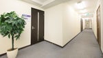1階は、病院で　ビルの前は津久戸小学校となります。