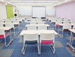 ３０３会議室は定員４９名+予備椅子です。光高速Wi-Fi、プロジェクター、ホワイトボード×２、bluetooth接続可能なスピーカー、無線マイク2本等無料完備です