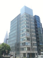 新宿四丁目交差点の1階にローソンが入っている ビルの隣です。